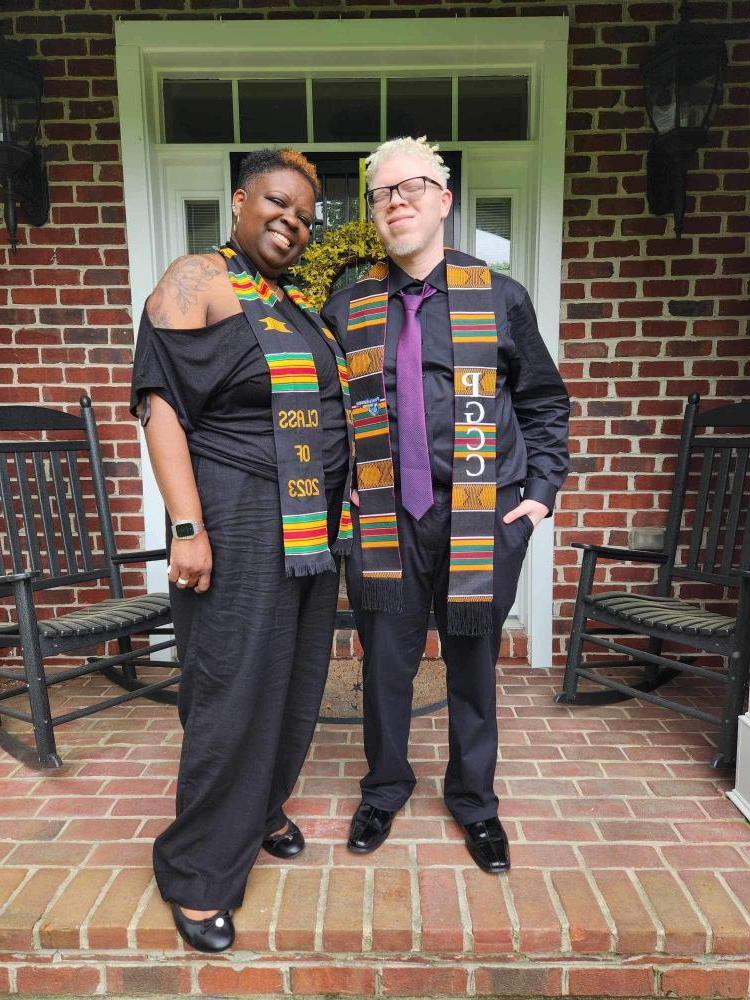 亚伦·威尔逊和他的母亲, 凯莉镶嵌地块, 穿着毕业礼服站在家门口.